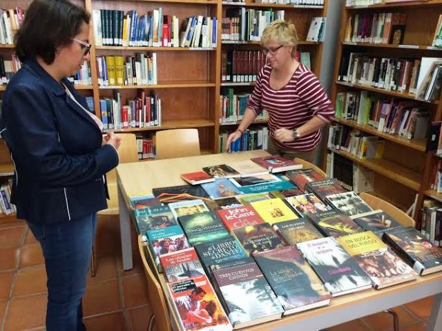 Ginés Rosa dona 259 libros de su colección personal a la Biblioteca Municipal, Foto 3
