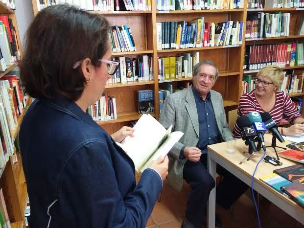 Ginés Rosa dona 259 libros de su colección personal a la Biblioteca Municipal, Foto 4