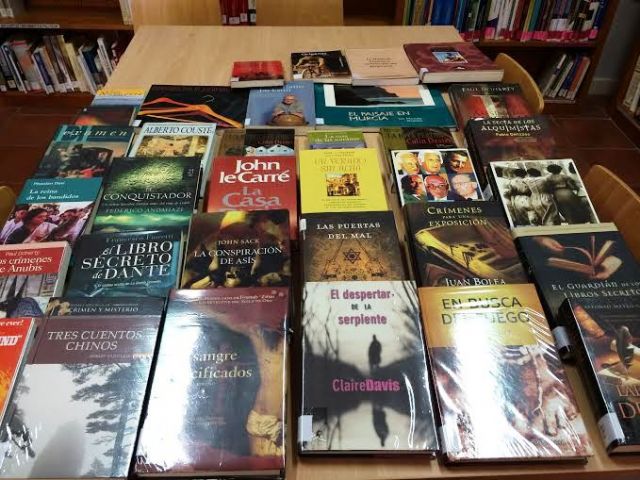 Ginés Rosa dona 259 libros de su colección personal a la Biblioteca Municipal, Foto 5