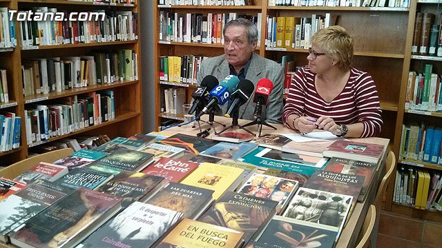 Ginés Rosa dona 259 libros de su colección personal a la Biblioteca Municipal, Foto 1