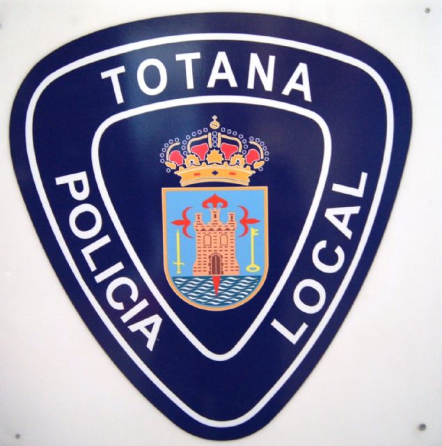 Agentes de la Policía Local de Totana recuperan un vehículo que había sido sustraído en otro municipio de la Región