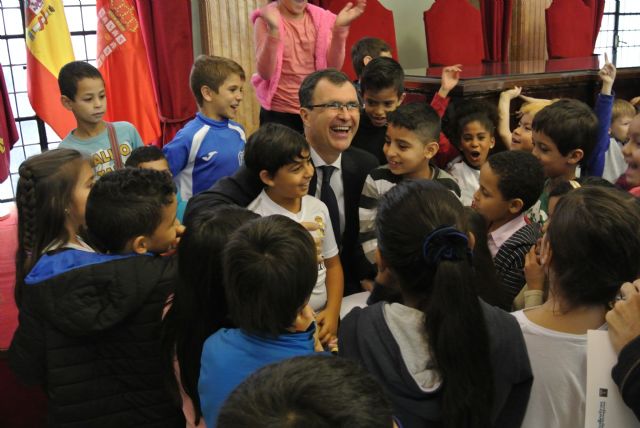 El Alcalde, guía de excepción de alumnos de primaria - 1, Foto 1