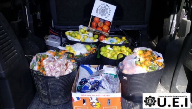 La Policía Local decomisa 150 kilos de fruta en el Mercadillo del Cénit - 1, Foto 1