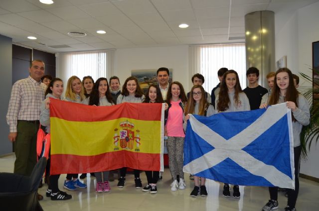 Un grupo de estudiantes escoceses de intercambio en San Javier inauguran el libro de condolencias abierto hoy en el Ayuntamiento, por los atentados de París - 1, Foto 1