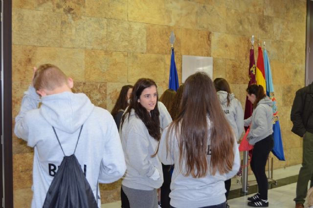 Un grupo de estudiantes escoceses de intercambio en San Javier inauguran el libro de condolencias abierto hoy en el Ayuntamiento, por los atentados de París - 2, Foto 2