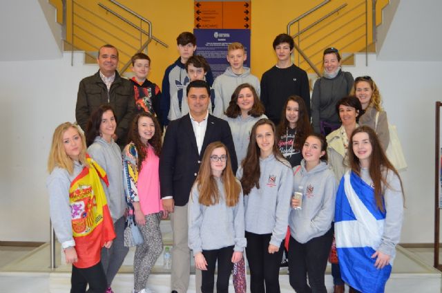 Un grupo de estudiantes escoceses de intercambio en San Javier inauguran el libro de condolencias abierto hoy en el Ayuntamiento, por los atentados de París - 3, Foto 3