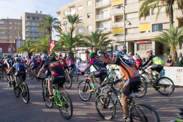 343 corredores participan en la XXX marcha ciclista Baha de Mazarrn, Foto 2