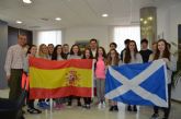 Un grupo de estudiantes escoceses de intercambio en San Javier inauguran el libro de condolencias abierto hoy en el Ayuntamiento, por los atentados de Pars