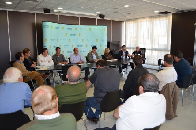 Ayuntamiento y comerciantes de Santiago de la Ribera acuerdan itinerarios y otros detalles para optimizar la organización de grandes eventos como un recurso turístico - 1, Foto 1