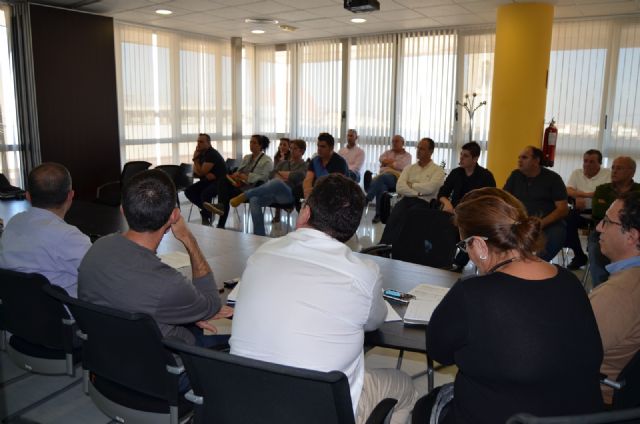 Ayuntamiento y comerciantes de Santiago de la Ribera acuerdan itinerarios y otros detalles para optimizar la organización de grandes eventos como un recurso turístico - 2, Foto 2