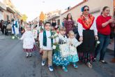 La ofrenda floral congrega a numerosos vecinos que muestran su devoción a la Purísima