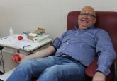 El portavoz de Ciudadanos Cartagena, Manuel Padín, acude a donar sangre tras la alerta del Centro de Hemodonación