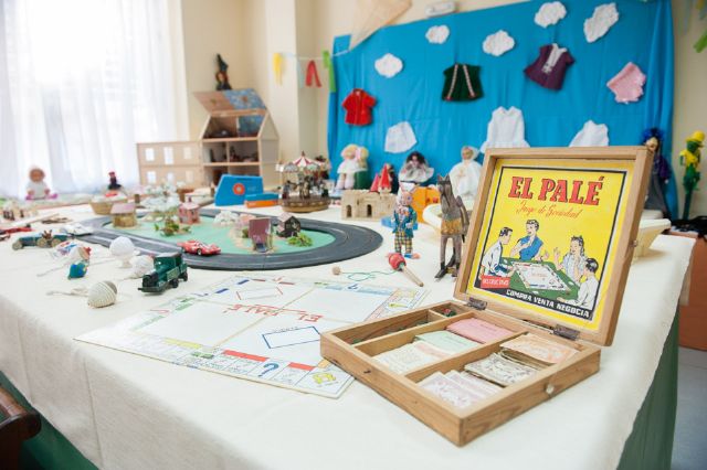 Una exposicin dedicada a la infancia conmemora el XXIII aniversario del Centro de Da de Puerto de Mazarrn, Foto 5