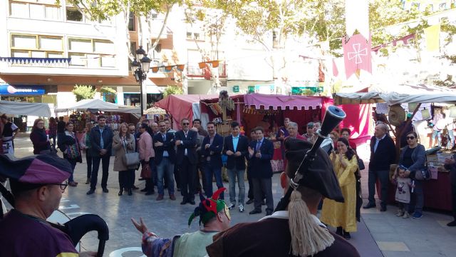Embutidos caseros, carnes a la brasa, pastelería, juguetes artesanos y orfebrería, entre la amplia oferta de productos del mercado medieval - 1, Foto 1