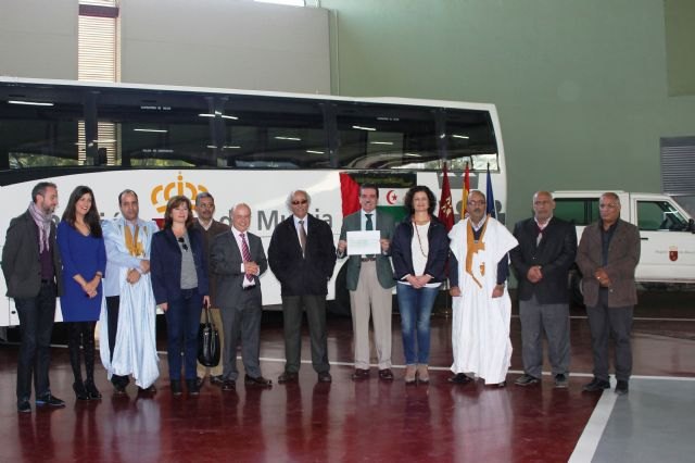 El Gobierno regional dona dos vehículos y 25.000 euros de ayuda humanitaria al pueblo saharaui - 1, Foto 1