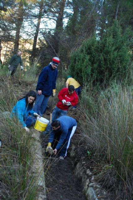 Voluntarios ambientales colaboran en la mejora de puntos de agua para anfibios en el Parque Regional de Sierra Espuña, Foto 2