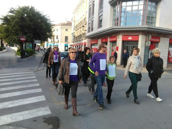 La Marcha de Apoyo a las Víctimas de Violencia de Género por las calles del casco urbano se celebra con la presencia de varias decenas de personas, Foto 5