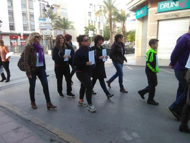 La Marcha de Apoyo a las Víctimas de Violencia de Género por las calles del casco urbano se celebra con la presencia de varias decenas de personas, Foto 6