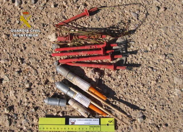 La Guardia Civil destruye materiales pirotécnicos y explosivos hallados en una finca de Cehegín - 3, Foto 3