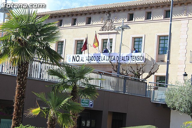 Se coloca una pancarta en la fachada principal del Ayuntamiento contra el proyecto de la Línea de Alta Tensión en los municipios de Totana y Aledo, Foto 1