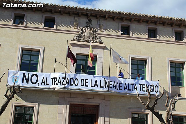 Se coloca una pancarta en la fachada principal del Ayuntamiento contra el proyecto de la Línea de Alta Tensión en los municipios de Totana y Aledo, Foto 2