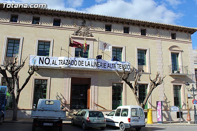 Se coloca una pancarta en la fachada principal del Ayuntamiento contra el proyecto de la Línea de Alta Tensión en los municipios de Totana y Aledo - 3, Foto 3
