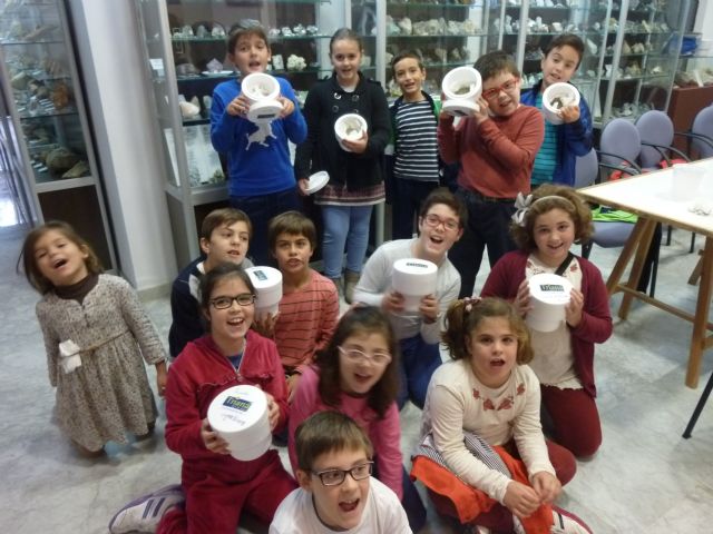 Los más pequeños disfrutaron y aprendieron con el Taller de Fabricación de Cristales - 1, Foto 1