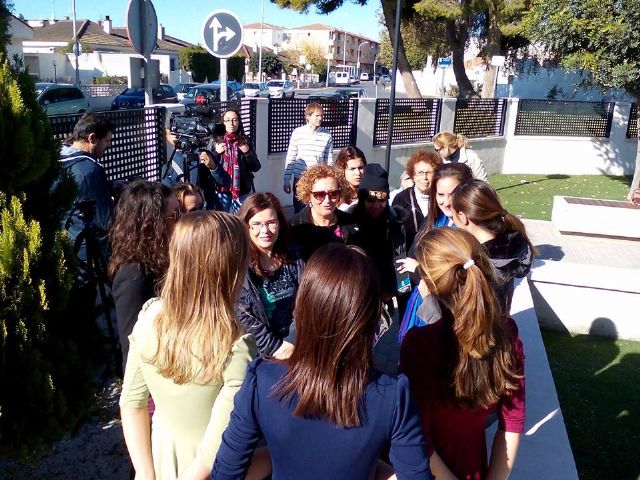 La biblioteca acogió el inicio de la semana dedicada al 25N con  una coreografía, una exposición fotográfica y una charla dirigida a adolescentes - 2, Foto 2