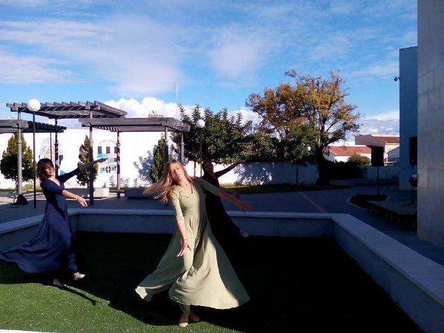 La biblioteca acogió el inicio de la semana dedicada al 25N con  una coreografía, una exposición fotográfica y una charla dirigida a adolescentes - 3, Foto 3