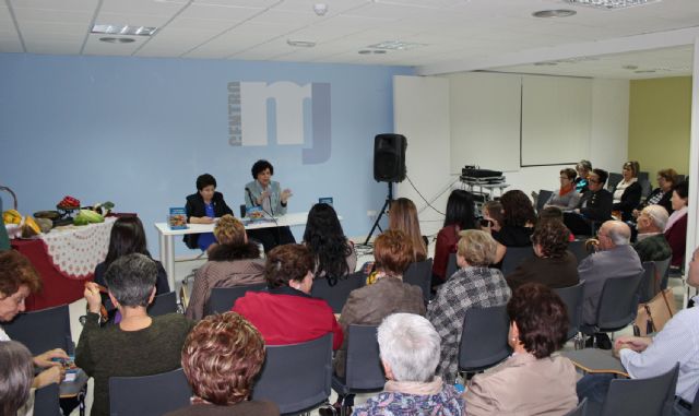 La escritora María Pérez presenta su nuevo libro 'Cocinando entre amigas' - 1, Foto 1
