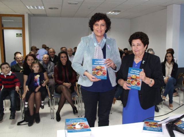 La escritora María Pérez presenta su nuevo libro 'Cocinando entre amigas' - 2, Foto 2