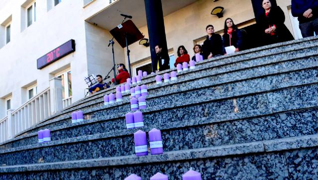 Lorquí recuerda a las víctimas de violencia de género con una vela por cada mujer asesinada - 3, Foto 3