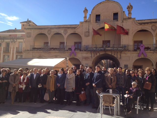 Lorca guarda silencio en memoria de las víctimas en el Día Internacional contra la violencia de género - 1, Foto 1