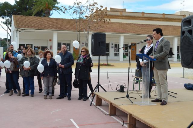 Alumnos del Sagrado Corazón lanzan cintos de globos al término del manifiesto institucional del 25N que por primera vez se leyó en un colegio - 1, Foto 1