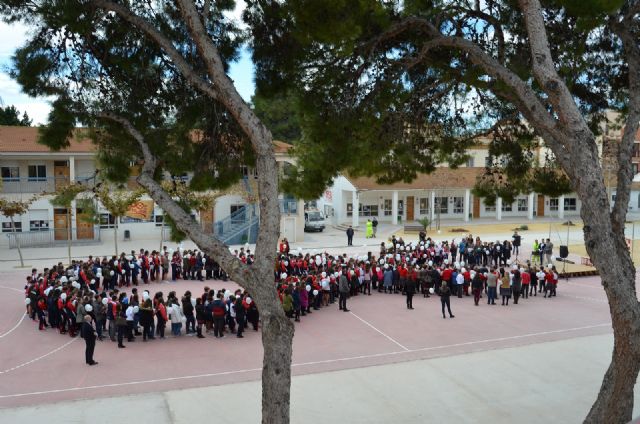 Alumnos del Sagrado Corazón lanzan cintos de globos al término del manifiesto institucional del 25N que por primera vez se leyó en un colegio - 2, Foto 2