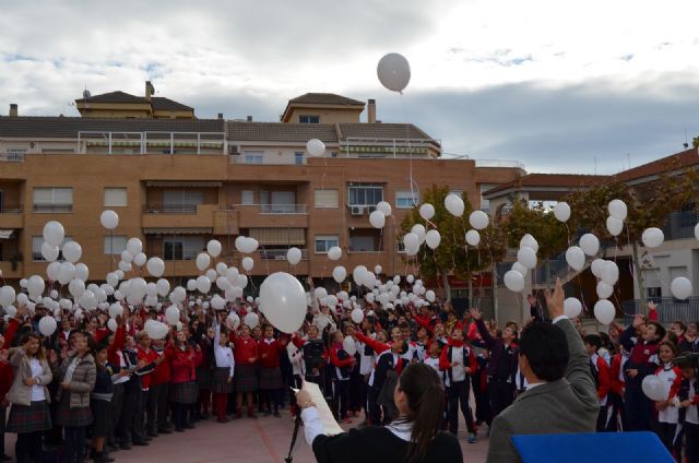 Alumnos del Sagrado Corazón lanzan cintos de globos al término del manifiesto institucional del 25N que por primera vez se leyó en un colegio - 3, Foto 3