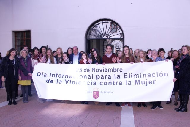 Pedro Antonio Sánchez: Hoy es un día para la reivindicación y para unir nuestras voces diciendo ´basta ya´ a la violencia de género - 2, Foto 2