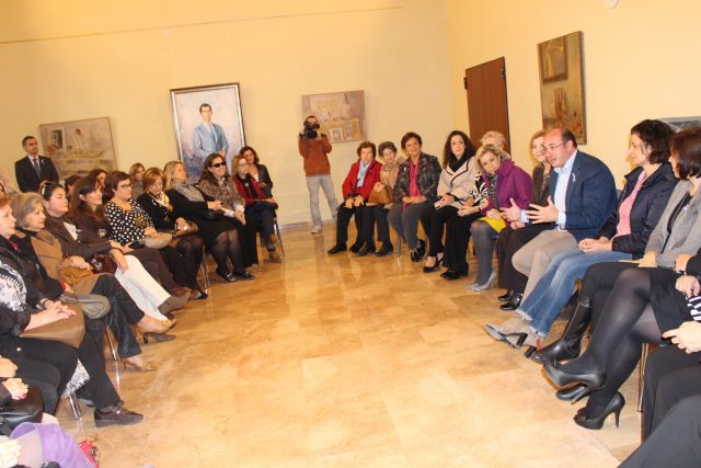 Pedro Antonio Sánchez: Hoy es un día para la reivindicación y para unir nuestras voces diciendo ´basta ya´ a la violencia de género - 4, Foto 4