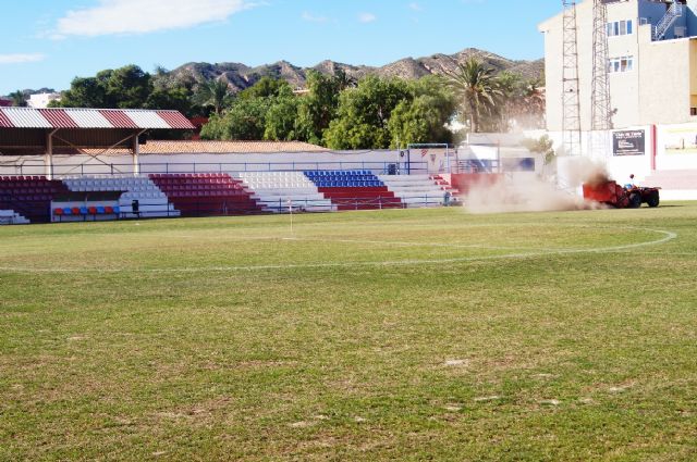 La Concejalía de Deportes inicia hoy los trabajos de resiembra del césped natural en el estadio municipal de fútbol Juan Cayuela - 1, Foto 1