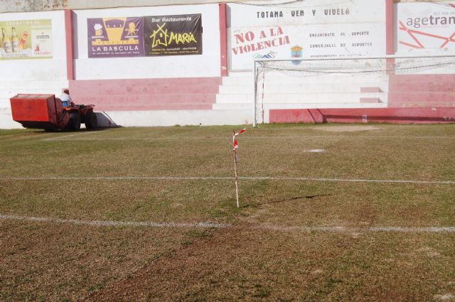 La Concejalía de Deportes inicia hoy los trabajos de resiembra del césped natural en el estadio municipal de fútbol Juan Cayuela, Foto 2