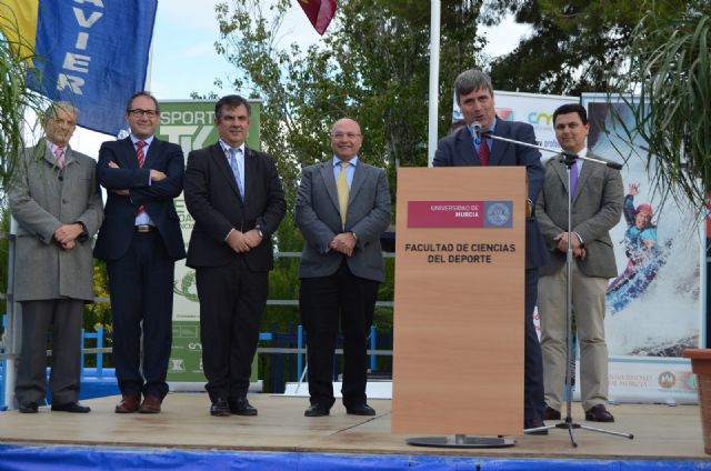 El secretario de Estado para el Deporte, Miguel Cardenal apadrina las fiestas de la Facultad de Ciencias de Deporte en el polideportivo de San Javier - 2, Foto 2
