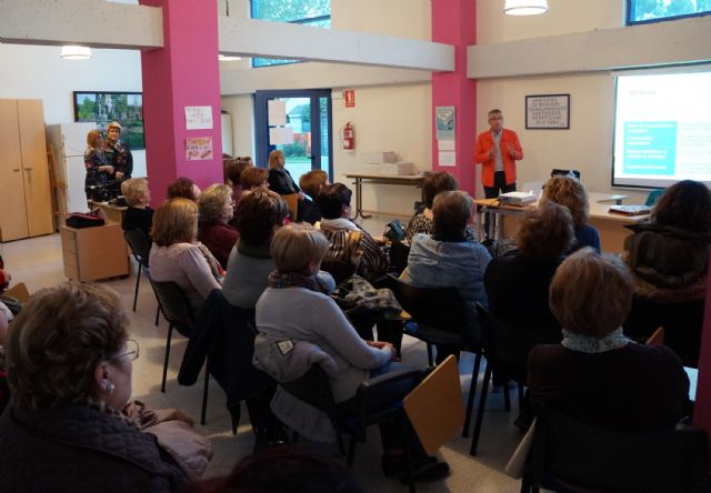 La asociación de mujeres Isabel González torreña se informa sobre las enfermedades reumáticas - 1, Foto 1
