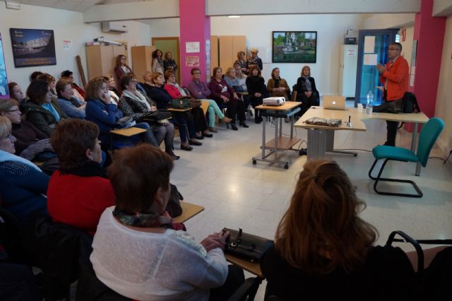 La asociación de mujeres Isabel González torreña se informa sobre las enfermedades reumáticas - 2, Foto 2