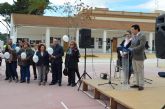 Alumnos del 'Sagrado Corazón' lanzan cintos de globos al término del manifiesto institucional del 25N que por primera vez se leyó en un colegio