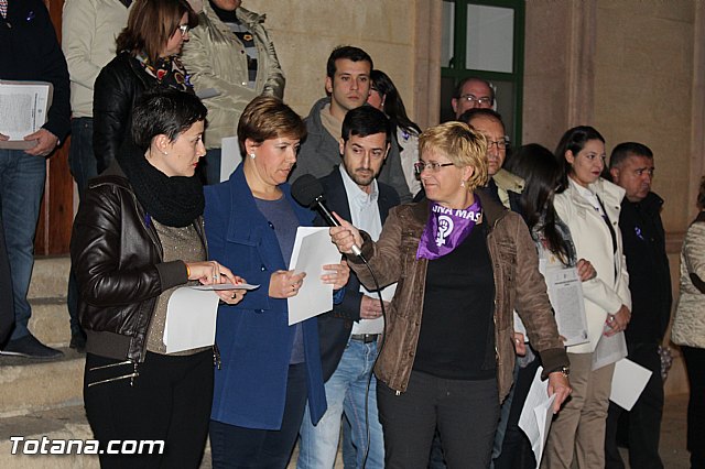 Se da lectura al Manifiesto institucional de la Corporacin de Totana con motivo del Da Internacional contra la Violencia de Gnero - 15
