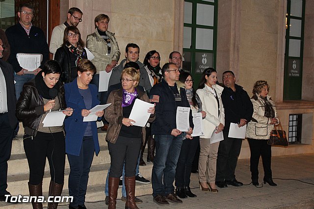 Se da lectura al Manifiesto institucional de la Corporacin de Totana con motivo del Da Internacional contra la Violencia de Gnero - 16