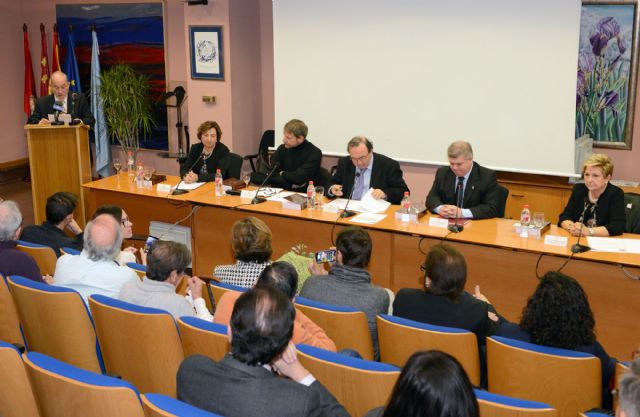 La Universidad de Murcia homenajea al profesor de Lingüística Ricardo Escavy con la edición de un libro - 1, Foto 1
