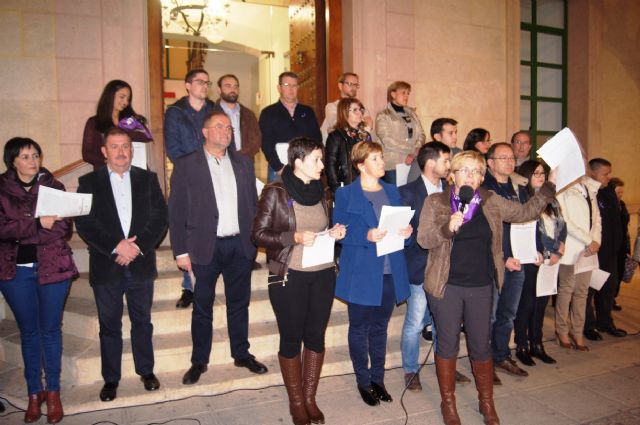 Se da lectura al Manifiesto institucional de la Corporación de Totana con motivo del Día Internacional contra la Violencia de Género, Foto 4