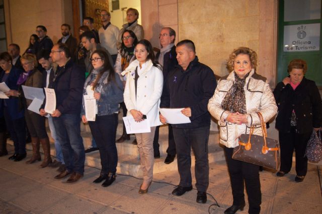 Se da lectura al Manifiesto institucional de la Corporación de Totana con motivo del Día Internacional contra la Violencia de Género, Foto 5