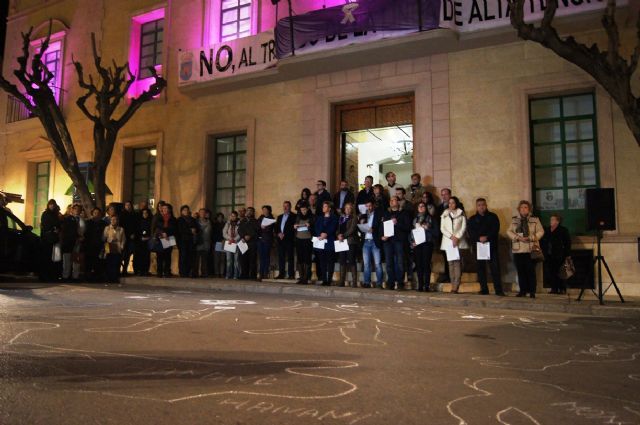 Se da lectura al Manifiesto institucional de la Corporación de Totana con motivo del Día Internacional contra la Violencia de Género, Foto 6
